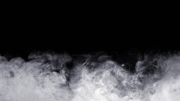 abstrakter nebel. weiße bewölkung, nebel oder smog bewegen sich auf schwarzem hintergrund. schöner wirbelnder grauer rauch. mockup für ihr logo. weitwinkel horizontale tapete oder web-banner. - smoke condensation gas smooth stock-fotos und bilder