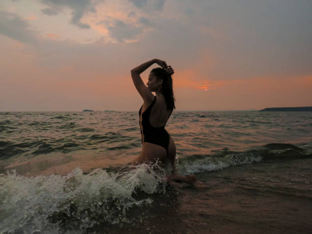 Hermoso Cuerpo De Mujer En Traje De Baño En La Playa Al Atardecer De Tiempo - Banco de fotos e imágenes de stock - iStock Hermoso Cuerpo De Mujer En Traje De Baño En La Playa Al Atardecer De Tiempo - Banco de fotos e imágenes de stock - iStock
