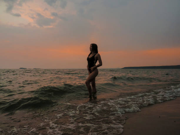Hermoso Cuerpo De Mujer En Traje De Baño En La Playa Al Atardecer De Tiempo  - Banco de fotos e imágenes de stock - iStock