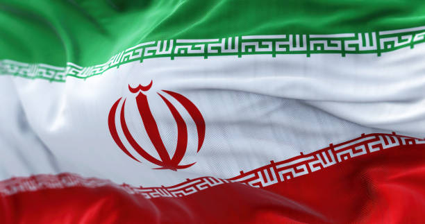 vista ravvicinata della bandiera nazionale iraniana che sventola nel vento - teheran foto e immagini stock