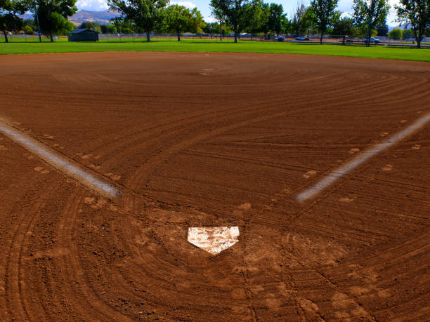 бейсбольная домашняя тарелка с базовыми показателями на ball diamond - baseline base softball home base стоковые фото и изображения