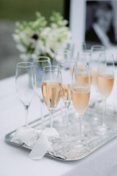 pink champagne in flutes on a silver tray at a wedding - champagne champagne flute wedding glass imagens e fotografias de stock