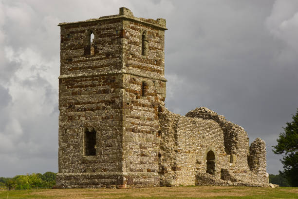 ноултонская церковь и земляные работы - knowlton church стоковые фото и изображения