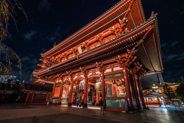 scène nocturne de la porte kaminarimon du temple sensoji - kaminarimon gate photos et images de collection