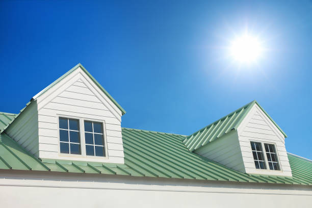lukarna z oknami na dachu z blachy z błękitnym niebem i słońcem - metal roof zdjęcia i obrazy z banku zdjęć