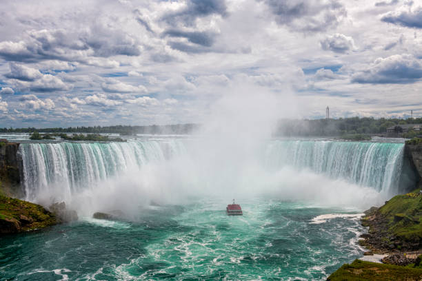 캐나다의 나이아가라 폭포에서의 투어보트 - niagara river 뉴스 사진 이미지