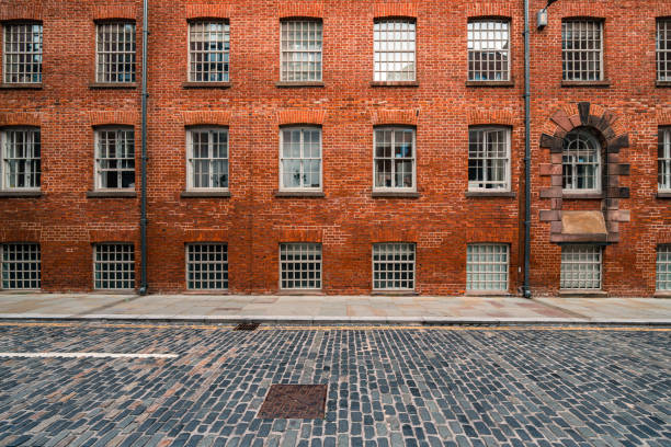 facciata di un edificio abbandonato a manchester, regno unito - street level foto e immagini stock