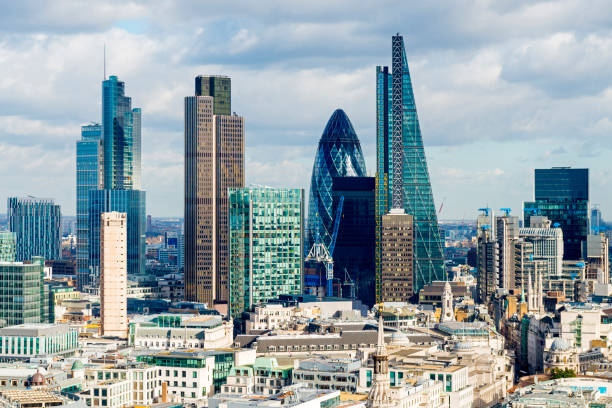 ロンドン・ファイナンシャル・ディストリクト・シティスケープ、イングランド、イギリス - 30 st mary axe ストックフォトと画像