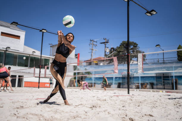 woman playing beach volleyball - volleyball beach volleyball beach sport imagens e fotografias de stock