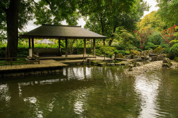 バイエルン州アウグスブルクの町の植物園内の日本庭園 - refelctions ストックフォトと画像