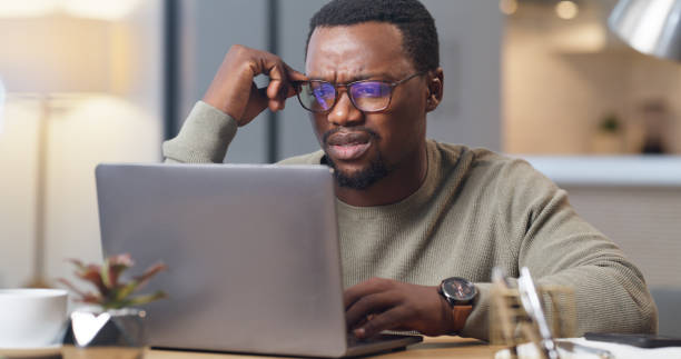 anxiété, stress et confusion de l’homme sur un ordinateur portable au bureau à domicile, inquiétude et anxiété à propos d’une date limite de projet en ligne. pépin, 404 et retard d’erreur système avec un homme d’affaires noir travaillant � - en désordre photos et images de collection