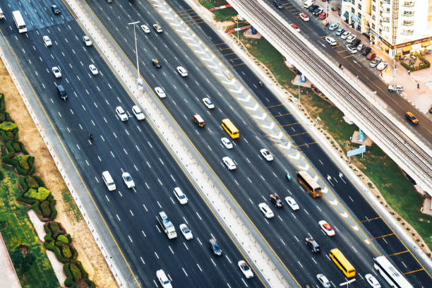 vista aerea di una sheikh zayed road dubai, emirati arabi uniti. - road marking road reflector road dividing line foto e immagini stock