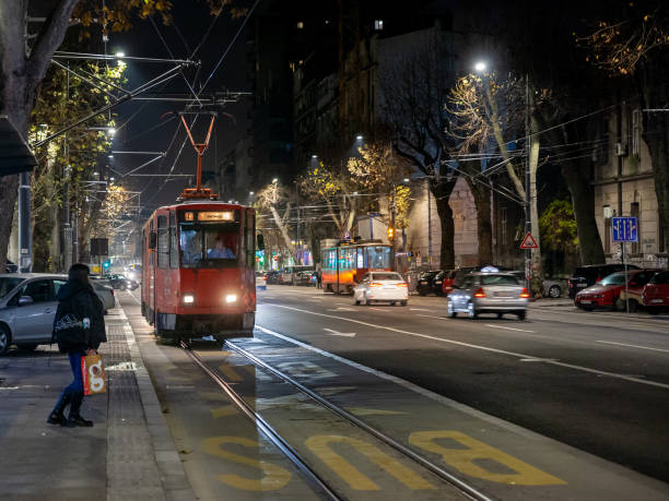 selektywne rozmycie w tramwaju belgradzkim, tatra kt4, z linii linija 2 na przystanku tramwajowym krug dvojke w nocy. zwany także beogradski tramvaji, jest to system transportu. - krug zdjęcia i obrazy z banku zdjęć