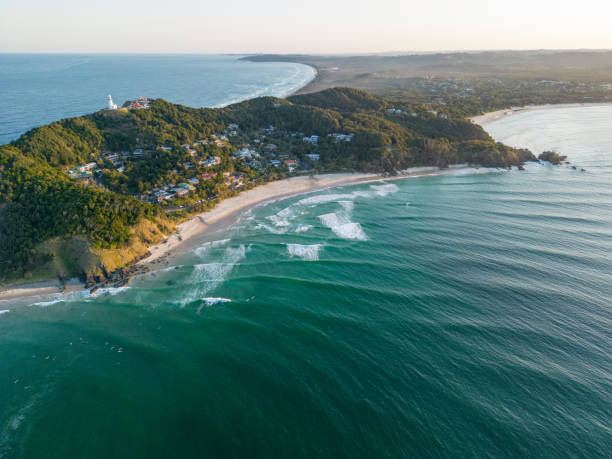 cape byron à byron bay, australie - direction sea lighthouse landscape photos et images de collection