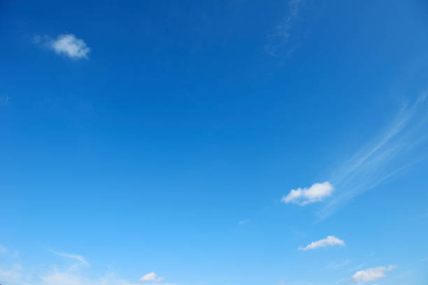 ciel bleu avec des nuages blancs - cloud cloudscape fluffy white photos et images de collection