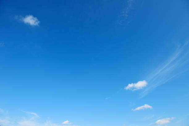 ciel bleu avec des nuages blancs - ciel seulement photos et images de collection