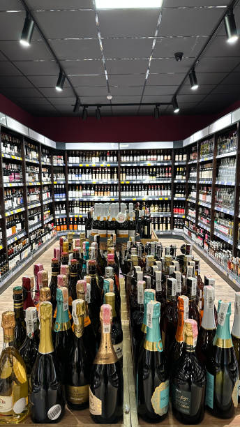 キエフ、ウクライナ、2022年9月 - ワイン店のアルコールボトルの入った棚。垂直形式の記事のサイズ - wine wine bottle drink alcohol ストックフォトと画像