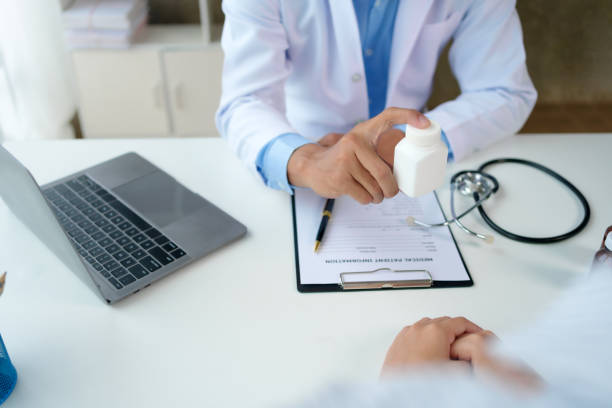 el médico está explicando la información del medicamento al paciente y registrando el historial de medicamentos del paciente. - stethoscope paramedic working heart disease fotografías e imágenes de stock