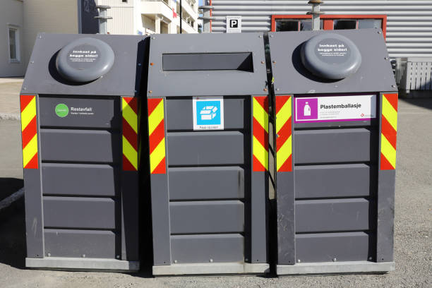 poubelles de recyclage disponibles - packaging recycling bottle plastic photos et images de collection