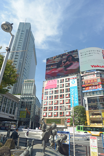 The scenery of JR Shibuya Station in front of Shibuya Station and its surroundings and the morning scenery around the scramble crossing are depicted from various viewpoints. Shooting data October 2022, Tokyo, Shibuya Ward,