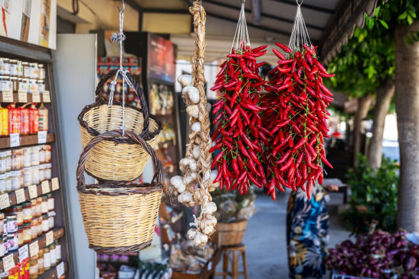 トロペアストリートマーケットのカラブリア赤唐辛子。地域の象徴であるカラブリアの料理の伝統的なユニークな食材。南イタリアのカラブリア州での旅行休暇。 - pepper bell pepper market spice ストックフォトと画像