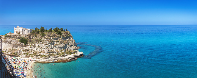Playa de Tropea a lo largo de la costa de los dioses del mar Tirreno (Costa degli Dei). El Santuario de Santa Maria dell'Isola es el símbolo del pueblo de Tropea, Calabria, al sur de Italia. photo