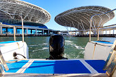 das-boot-bewegt-sich-die-yacht-ist-im-do