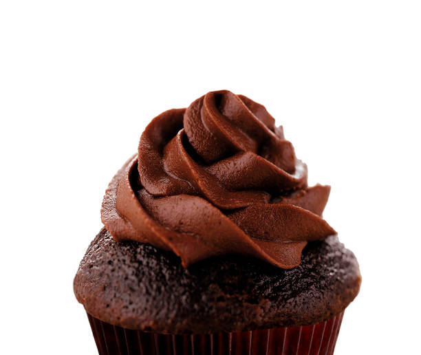 delizioso cupcake al cioccolato isolato - buttercream foto e immagini stock