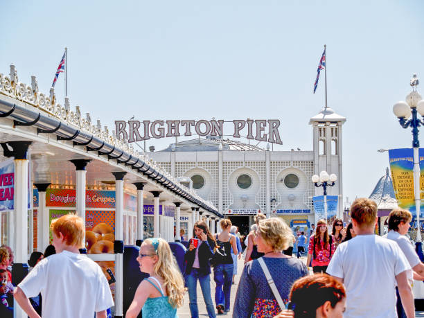 signo de brighton pier enfocado como imagen de fondo - palace pier tourism built structure sign fotografías e imágenes de stock