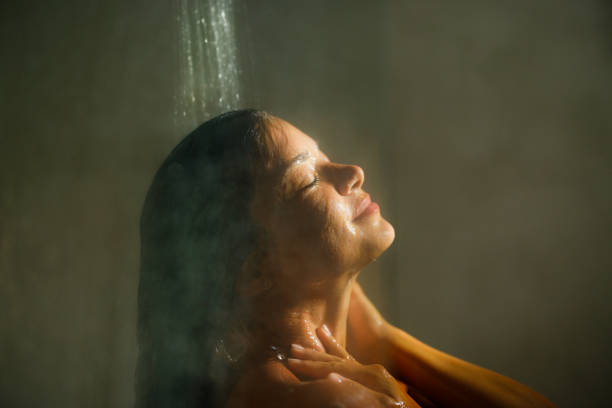 kobieta ciesząc się podczas mycia włosów z zamkniętymi oczami. - washing hair zdjęcia i obrazy z banku zdjęć