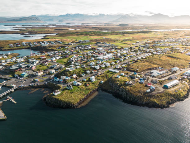 islandia colorida ciudad con puerto stykkishólmur - snaefellsnes fotografías e imágenes de stock