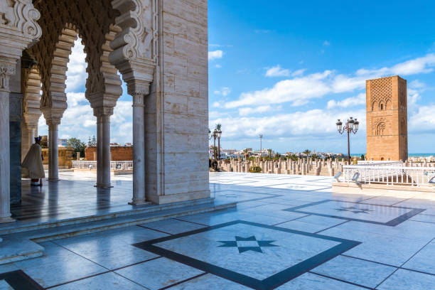 ムハンマド5世の美しい霊廟と晴れた日にラバトのハッサン塔のある広場。march 20, 2018 in rabat, モロッコ - sentinels of the tomb ストックフォトと画像
