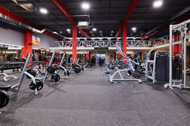 Gym without people with large group of exercise machines. Large group of exercise machines and equipment in a gym. health club” stock pictures, royalty-free photos & images