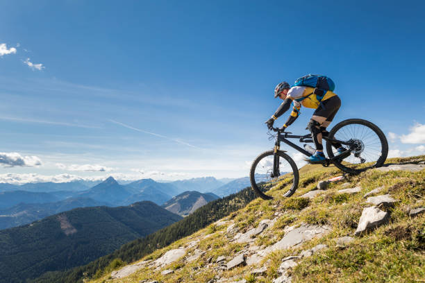 start mit dem mountainbike bergab. - mountain biking stock-fotos und bilder