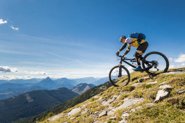 starting the mountainbike downhill. - backpack one mature man only only mature men one man only imagens e fotografias de stock