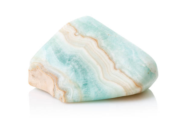 piedra preciosa mineral de aragonito azul pulido aislada - aragonita fotografías e imágenes de stock