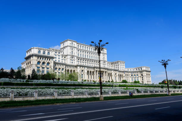 дворец парламента, также известный как народный дом (casa popoprului) на площади конституции (piata constitutiei) - constitutiei стоковые фото и изображения