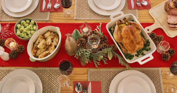 vue de dessus, dinde de thanksgiving et nourriture du dîner sur la table en bois de la maison lors d’un événement de célébration, d’une fête à la maison ou d’un repas de réunion sociale. déjeuner légumes, viande ou santé pour des vacances  - candle meat turkey holiday photos et images de collection