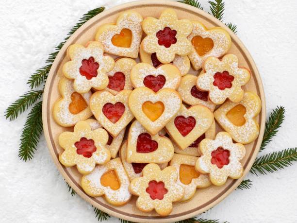 galletas linzer en forma de corazones y flores rellenas de mermelada de fresa y albaricoque - 2838 fotografías e imágenes de stock