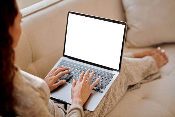 Remote work and typing email on laptop with mockup screen for wifi internet communication. Business woman working and relaxing on sofa to complete online digital company report in home. trabajo remoto y escribir correo electrónico en la computadora portátil con pantalla de maqueta para la comunicación por internet wifi. mujer de negocios trabajando y relajándose en el sofá para completar el informe digital de la empresa en línea en