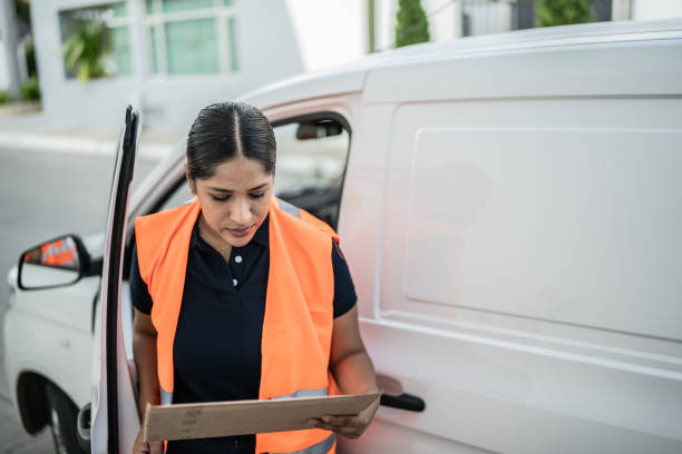 istock Postal worker in the process of delivering envelope 1430678539