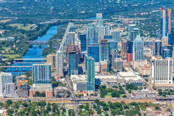 austin texas skyline aerial - highway nobody town urban road imagens e fotografias de stock