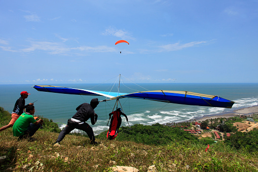 Yogyakarta, Indonesia, Feb18, 2018. The crew releases his partner to fly hang gliders from Bukit Parangendog, Bantul.