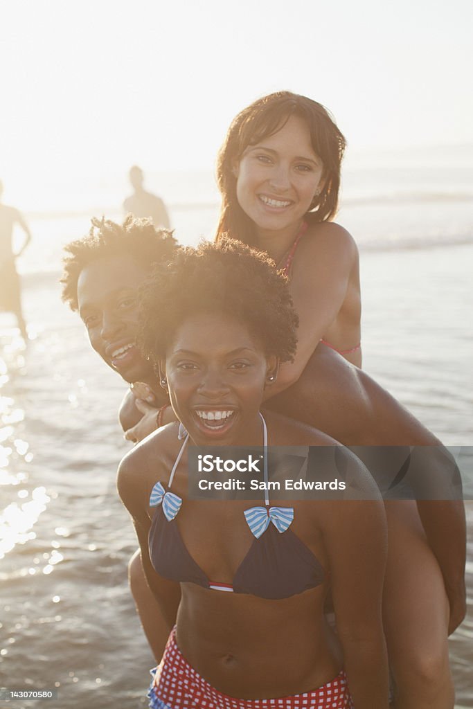 Freunde spielen in den Wellen am Strand - Lizenzfrei 20-24 Jahre Stock-Foto