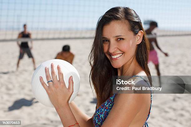 Женщина Играть В Пляжный Волейбол С Друзьями — стоковые фотографии и другие картинки 20-24 года - 20-24 года, 25-29 лет, 30-34 года