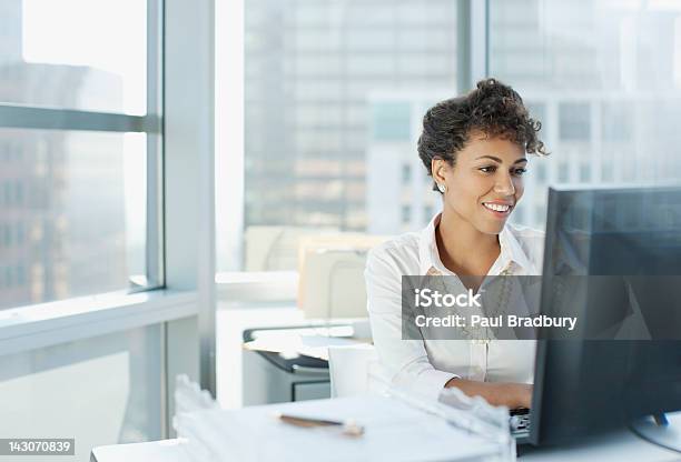 Mujer De Negocios Trabajando En El Escritorio De Oficina Foto de stock y más banco de imágenes de PC de escritorio