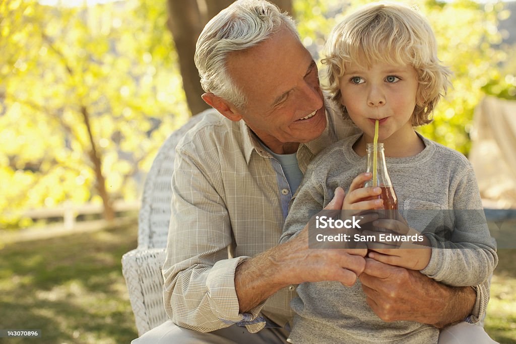 Idade homem e Neto relaxante ao ar livre - Royalty-free Beber Foto de stock