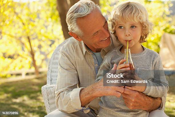 Idade Homem E Neto Relaxante Ao Ar Livre - Fotografias de stock e mais imagens de Beber - Beber, Refrigerante, Criança