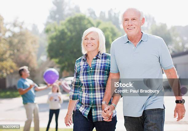 Anziani Coppia A Piedi Insieme Allaperto - Fotografie stock e altre immagini di Adulto in età matura - Adulto in età matura, California, Camminare