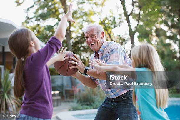 Foto de Mais Homem Jogando Basquete Com As Netas e mais fotos de stock de Terceira idade - Terceira idade, Brincalhão, Família